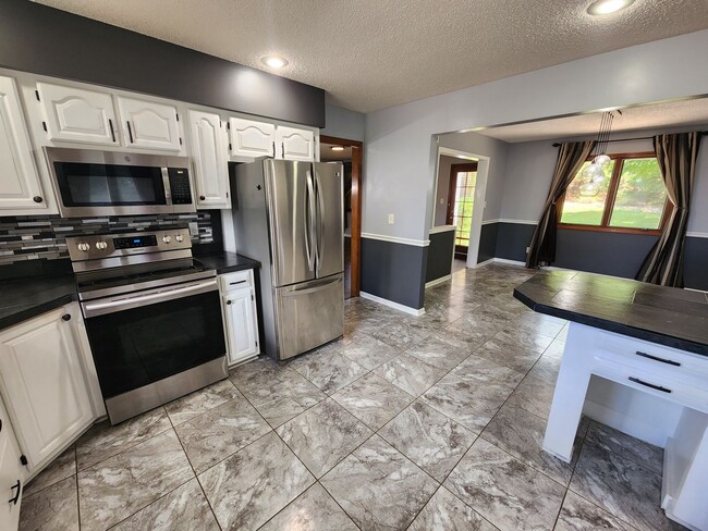 Building Photo - 2-Car Garage + Washer & Dryer + Recently Updated! Available September 3rd!