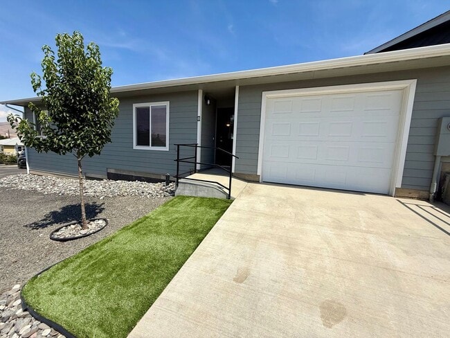 Building Photo - 3 Bedroom Charming Duplex Rental