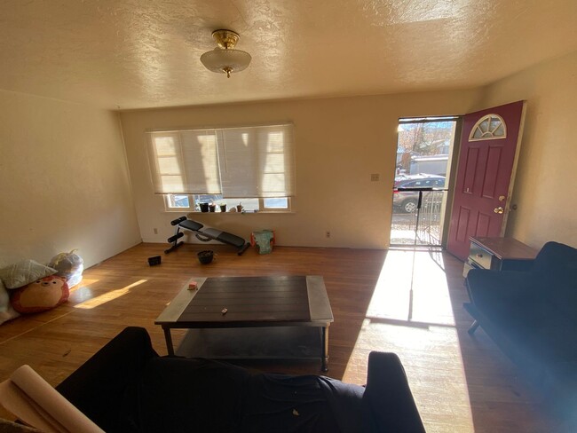 Two Bedroom Apartment on 24th and W 2nd Ave - Two Bedroom Apartment on 24th and W 2nd Ave