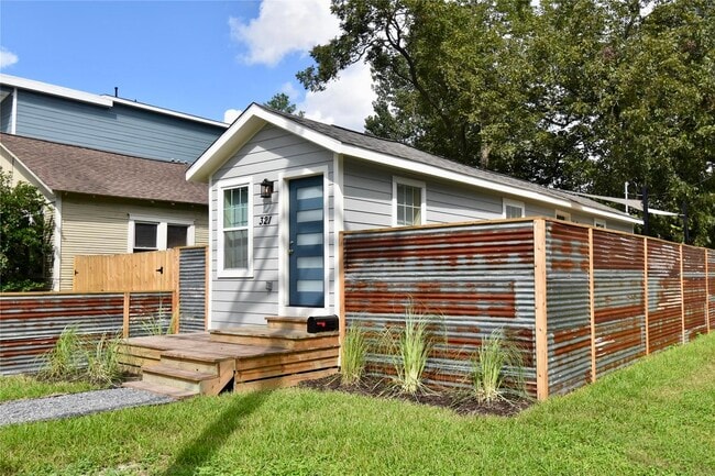 Photo - 321 E 35th St