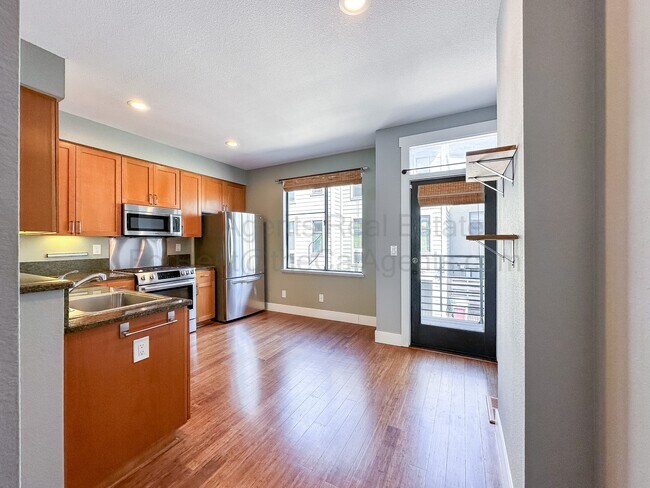 Photo - 2004 Market St Townhome