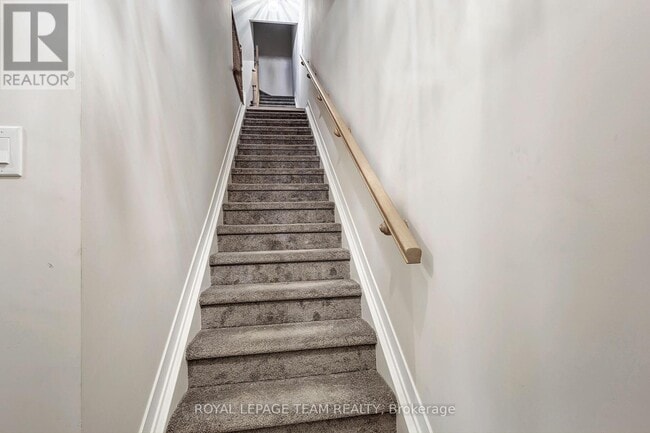 Photo - 804 Parnian Private