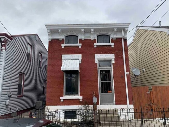 Building Photo - Charming 2BR in the Heart of Newport – Walk to Dining, Shops & the Levee