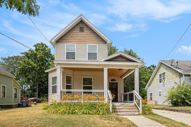 4 Bedroom, 2 Bath Home near Uptown GR! Ava... - 4 Bedroom, 2 Bath Home near Uptown GR! Ava...