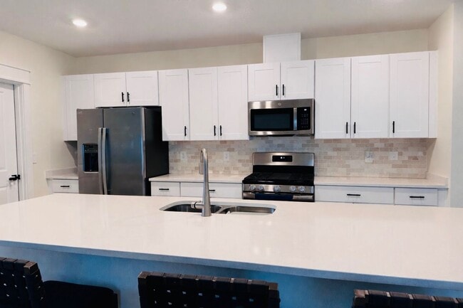 Photo - Stunning 4/3 with NO REAR NEIGHBORS!