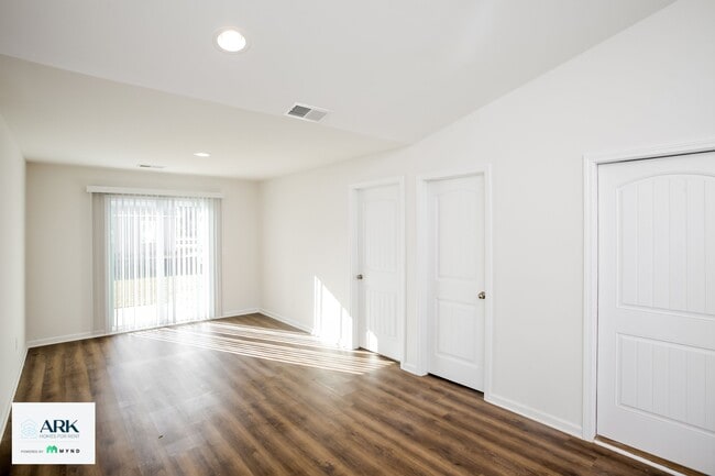 Photo - 472 Conifer St