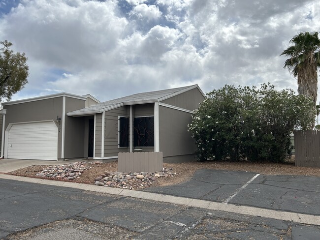 Front View 1 - 6374 N Willowhaven Dr Unidad Buffalo Den Rental