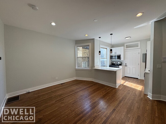 Building Photo - 1949 W Augusta Blvd Unit 2S