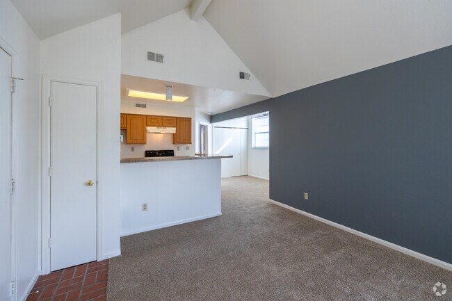 1 habitación, 1 baño, 674 pies cuadrados, sala de estar - Huntington Ridge Apartments