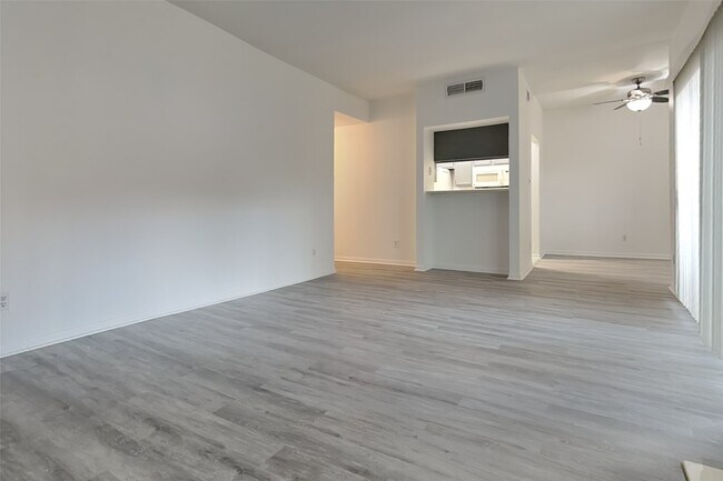 Building Photo - 6500 Harbor Town Dr Unit 3208