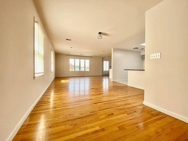 Building Photo - 1208 44th St Unit 2