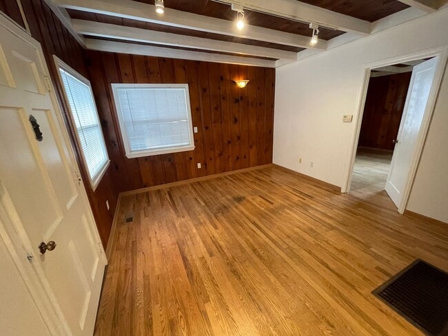 Photo - 2 Bed 1 Ba PG House walking distance to beach