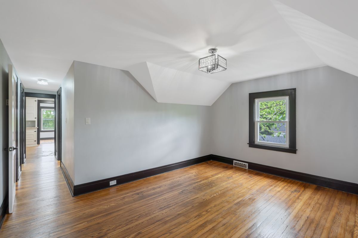 Photo - 944 Bellevue Ave