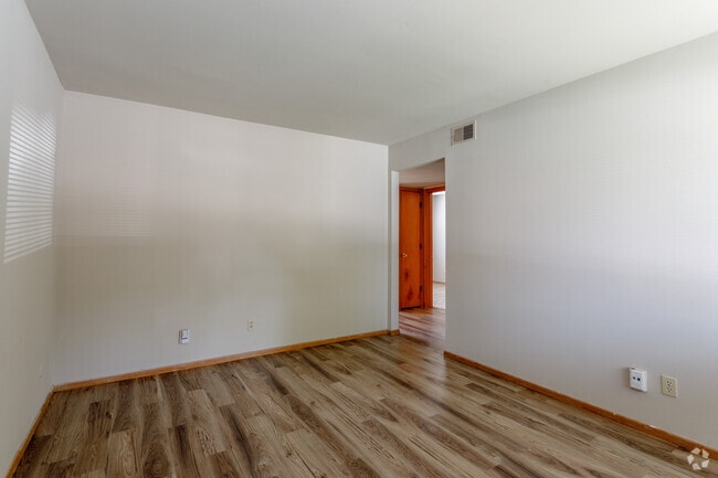 2BR, 1BA - 700 SF