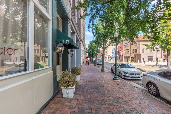 Photo - 107 S Front St