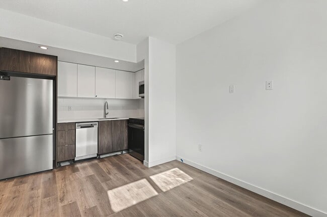 Photo - 15407 90 Av NW