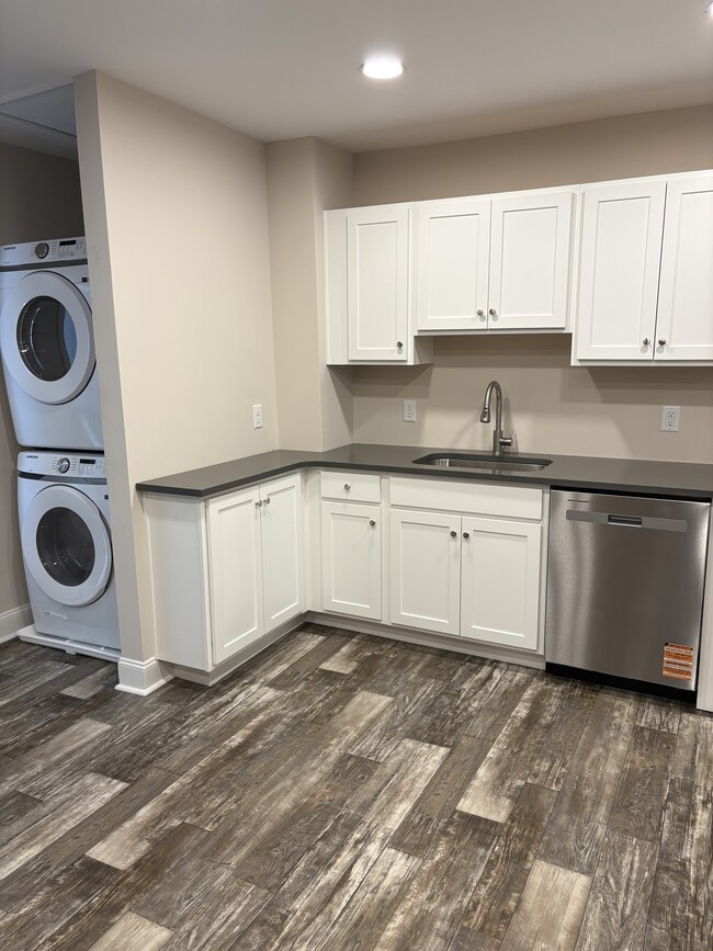 In unit washer and dryer - 905 N Orange St Unit B