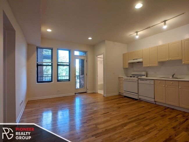 Building Photo - 914 W Dakin St Unit 306