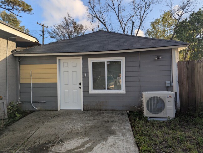 Front - 1325 E 40th St Unidad B