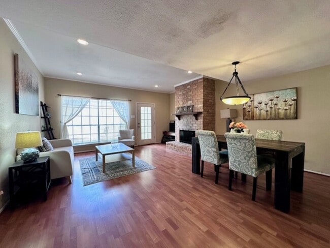 Photo - 2228 S Piney Point Rd Unidad True