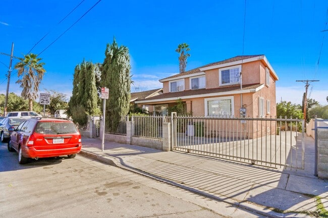 Building Photo - Spacious 3 Bed / 2 Bath apartment with parking & in-unit laundry! Unit 3266