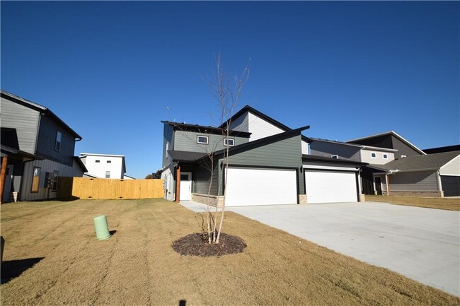 Photo - 1600 SW Poigai Wy Townhome