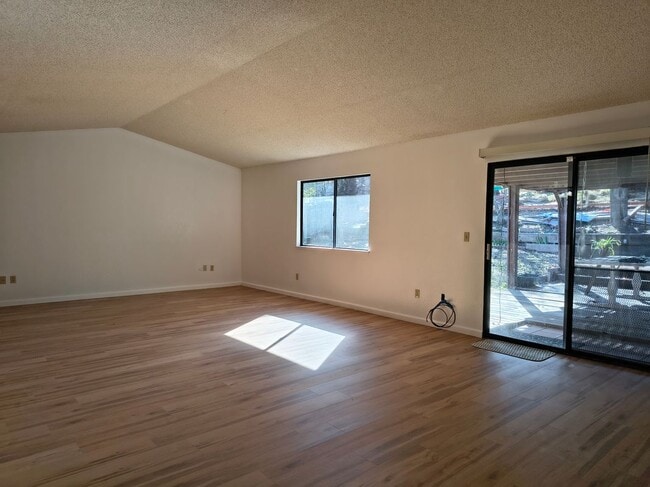 Photo - 1475 Godell St