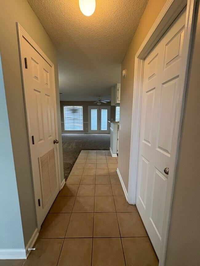 Photo - WAKEFIELD SUBDIVISION - Double Garage!  GRANITE COUNTERTOPS.