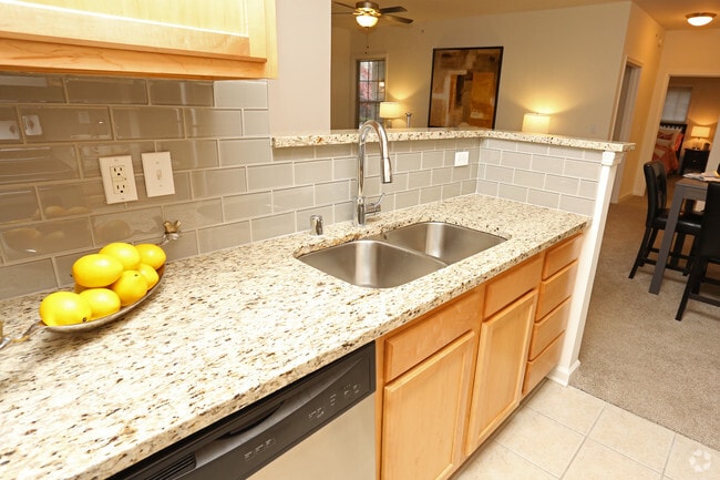 2BR, 2BA - 1069 SF - Kitchen