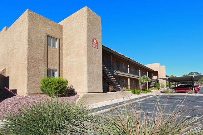 Well kept grounds - Altamira Apartments