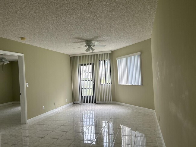 3138 Via Poinciana Unit 102