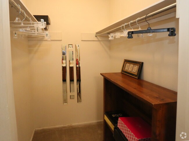 2BR,2BA -1297 SF