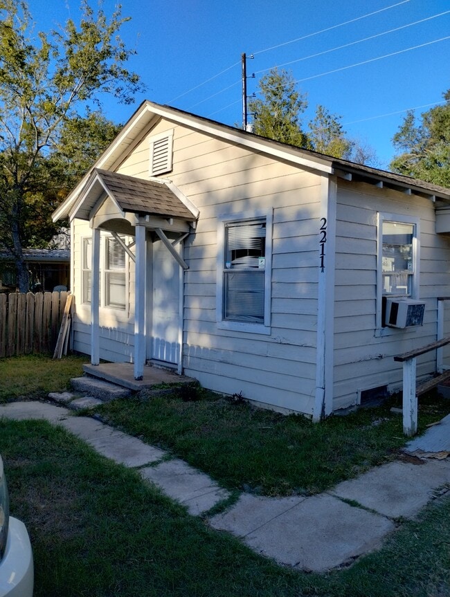 Photo - 2211 Echols St