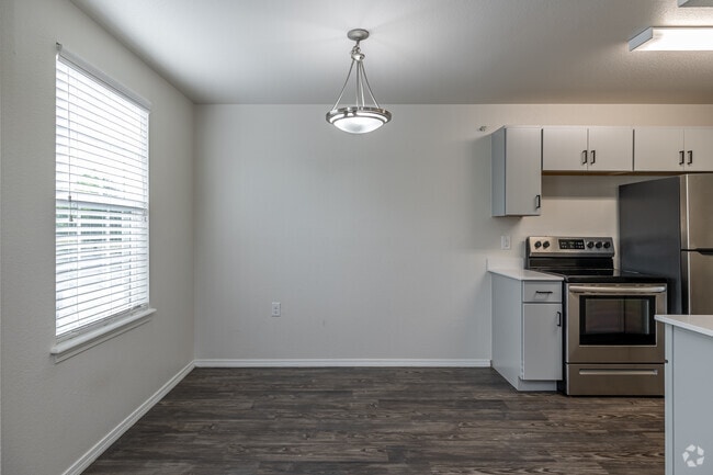 2BR, 2BA - 925SF - Dining Area