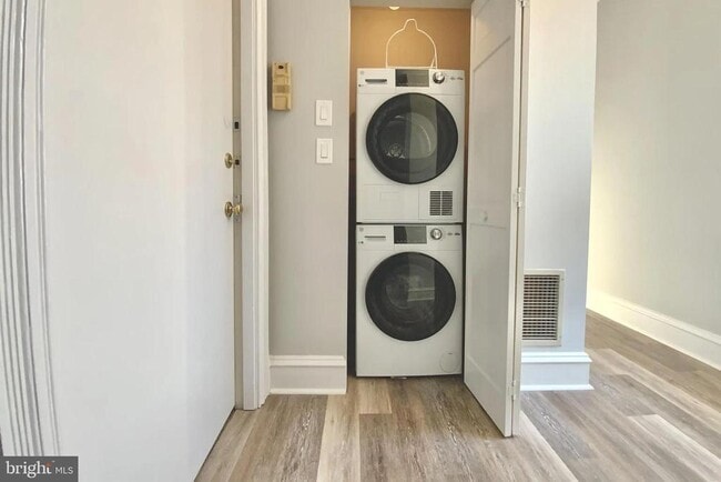 Building Photo - 1712 Mt Vernon St Unit 2