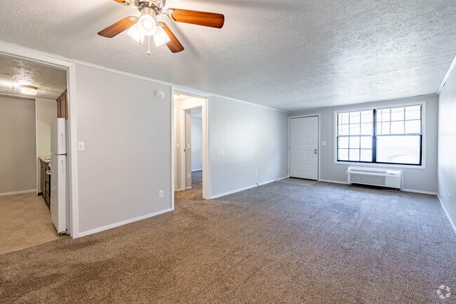 1BR, 1BA - 576SF - Kitchen / Living Room