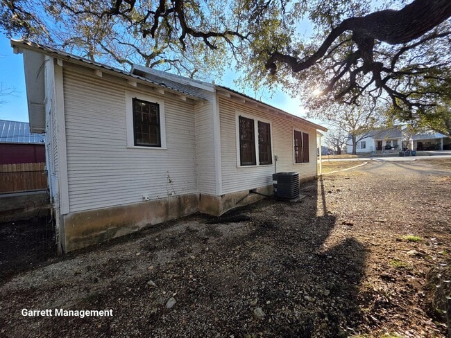 Photo - 2/1 House in Lampasas