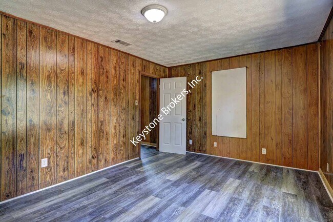 Photo - 509 Lynmore Cir