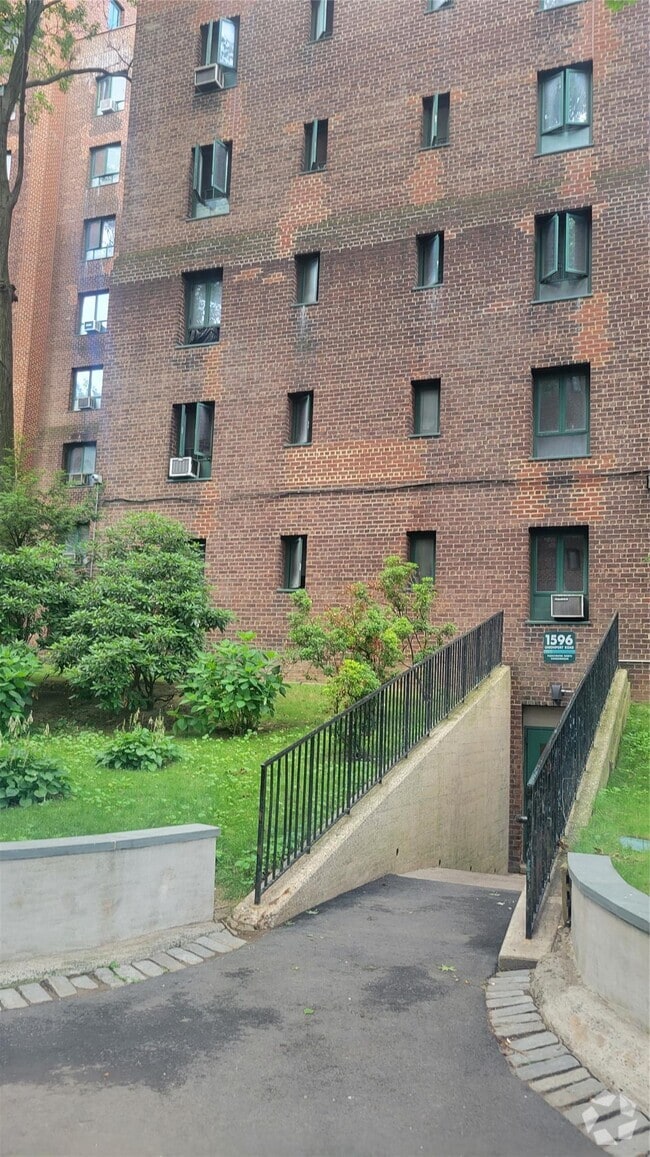 Building Photo - 1596 Unionport Rd Unit 2E Rental