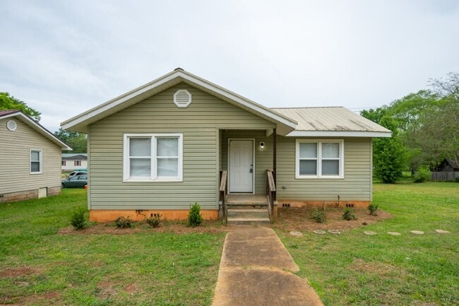 Building Photo - Incredible Value in Sylacauga – Appliances Included & Move-In Ready!
