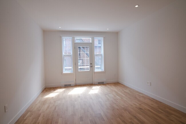 Photo - 3730 Chemin Queen Mary Unit 304