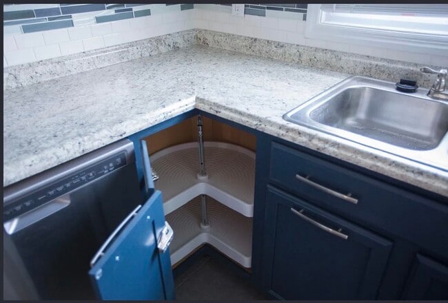 Kitchen cabinet - 3000 Golden Rd