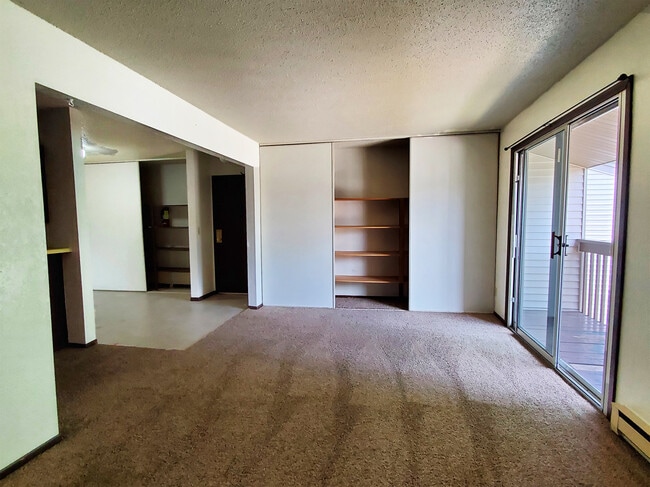 cada apartamento cuenta con una terraza o patio al aire libre - LINDERHOF PARK APARTMENTS