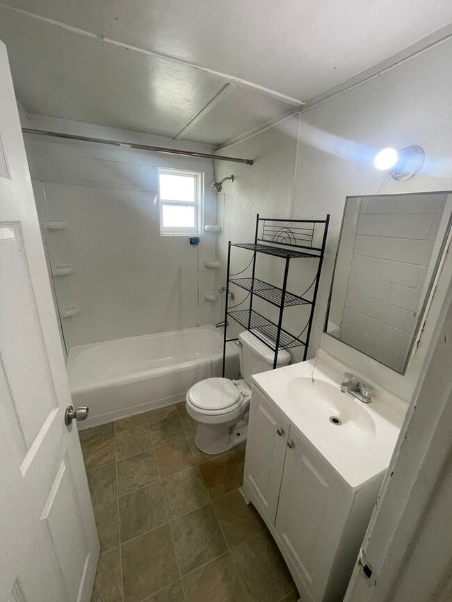 Photo - Duplex for rent! 2Bd 1Ba!