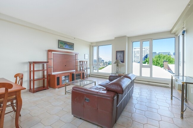 Photo - 340 Rue du Champ de Mars Unit 512