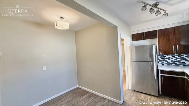 Photo - 232 Lawrence Av W