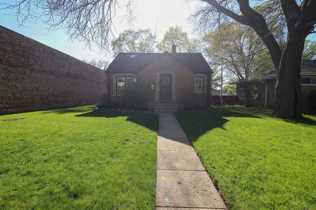 Building Photo - 5651 N Green Bay Ave Rental