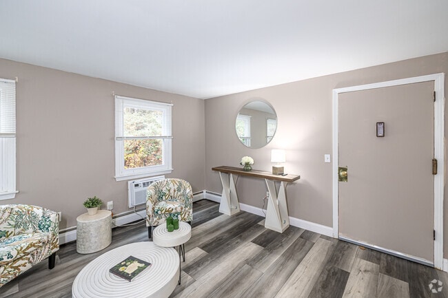 1BR, 1BA - 600SF - Living Room - Colonial Townhouse Apartments