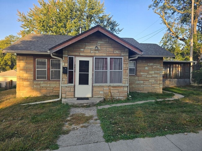 $1100 - 2 Bed 1 Bath Home - $1100 - 2 Bed 1 Bath Home