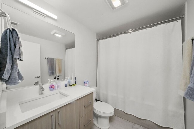 Photo - 645 N Green St